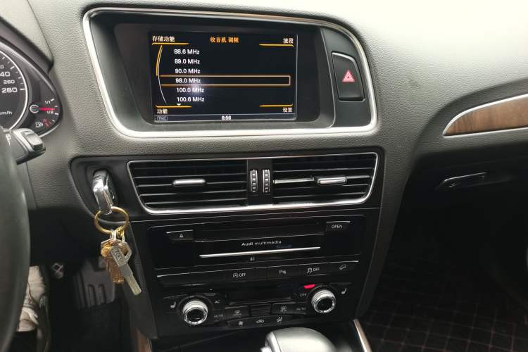 Used Audi Q5 2013 40 TFSI Comfort Edition Audio And AC Panel