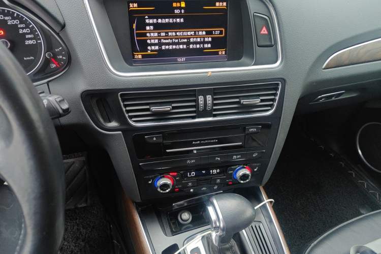 Used Audi Q5 2013 40 TFSI Comfort Edition Audio And AC Panel