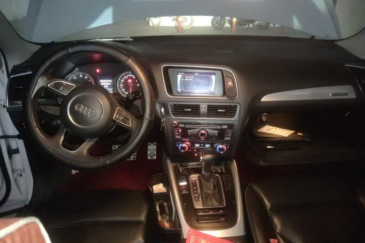 Used Audi Q5 2013 40 TFSI Technology Edition Audio And AC Panel