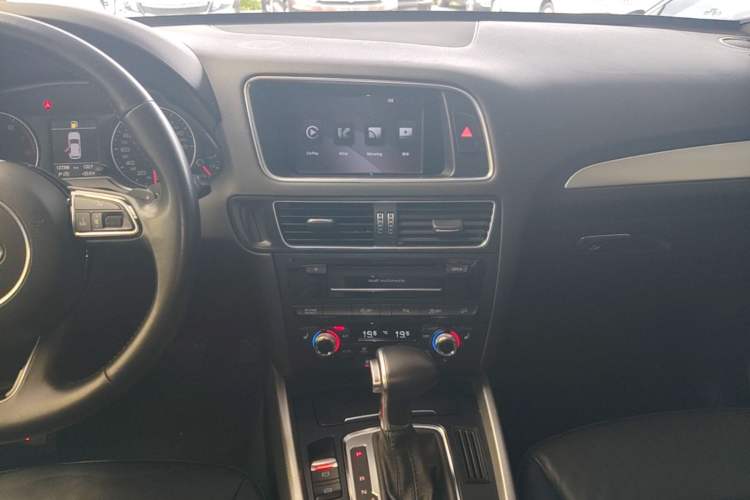 Used Audi Q5 2013 45 TFSI quattro Sport Edition Audio And AC Panel