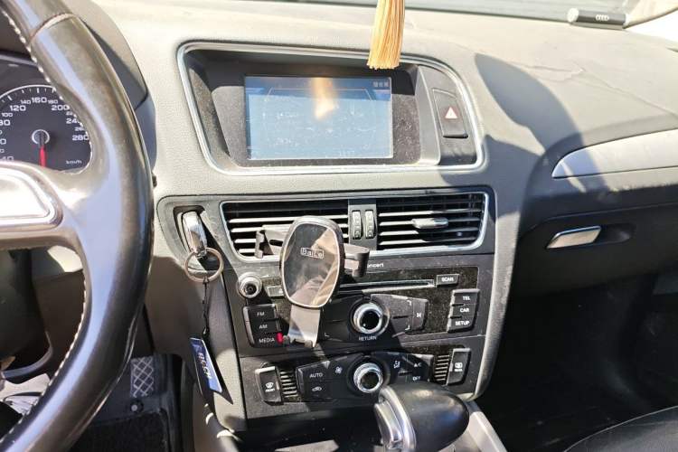 Used Audi Q5 2013 40 TFSI Ambition Audio And AC Panel