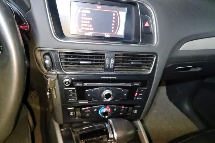 Used Audi Q5 2013 40 TFSI Ambition Audio And AC Panel