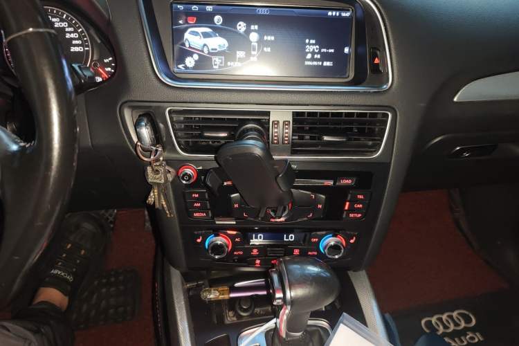 Used Audi Q5 2013 40 TFSI Technology Edition Audio And AC Panel