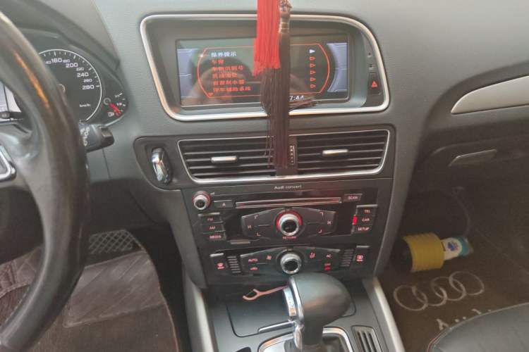 Used Audi Q5 2013 40 TFSI Ambition Audio And AC Panel