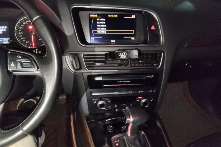 Used Audi Q5 2013 40 TFSI Comfort Edition Audio And AC Panel