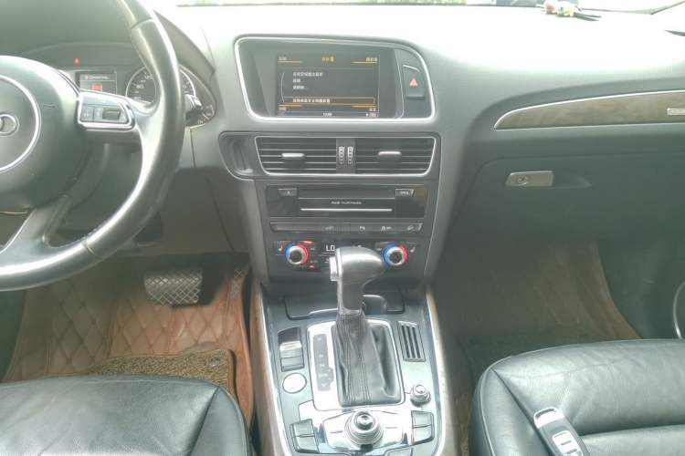 Used Audi Q5 2013 40 TFSI hybrid Audio And AC Panel