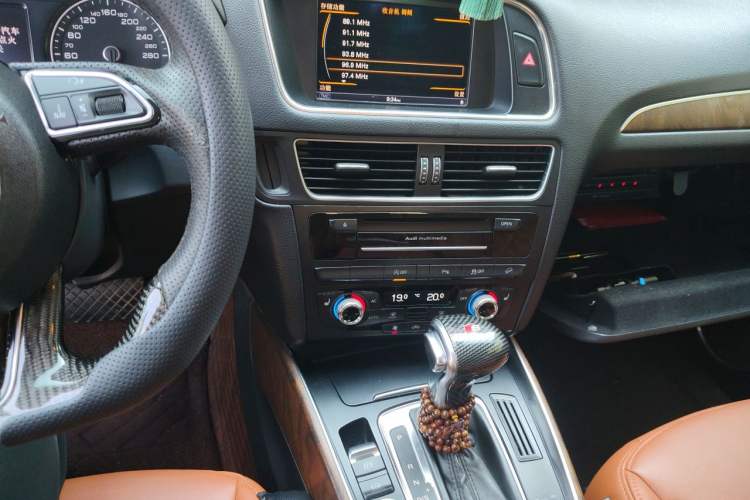Used Audi Q5 2013 40 TFSI Comfort Edition Audio And AC Panel