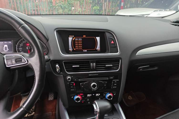 Used Audi Q5 2013 40 TFSI Technology Edition Audio And AC Panel