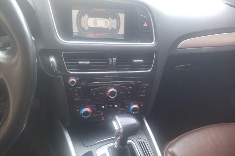 Used Audi Q5 2013 40 TFSI Technology Edition Audio And AC Panel