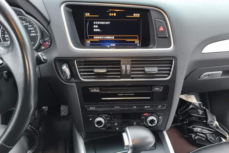 Used Audi Q5 2013 45 TFSI quattro Sport Edition Audio And AC Panel