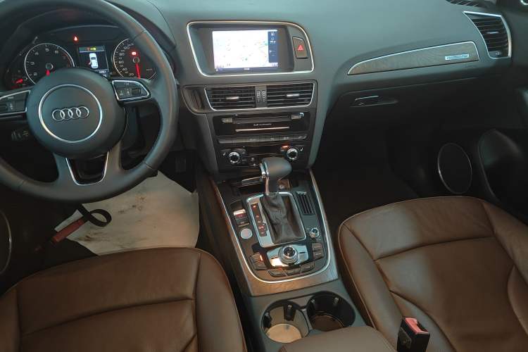 Used Audi Q5 2013 40 TFSI Comfort Edition Audio And AC Panel