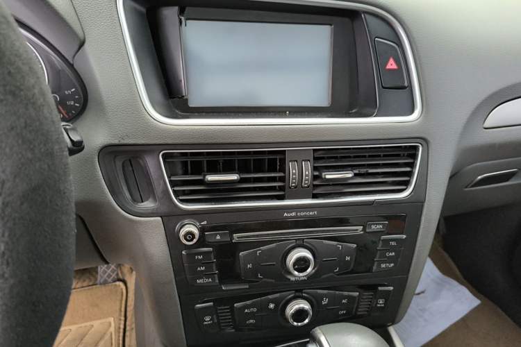 Used Audi Q5 2013 40 TFSI Ambition Audio And AC Panel