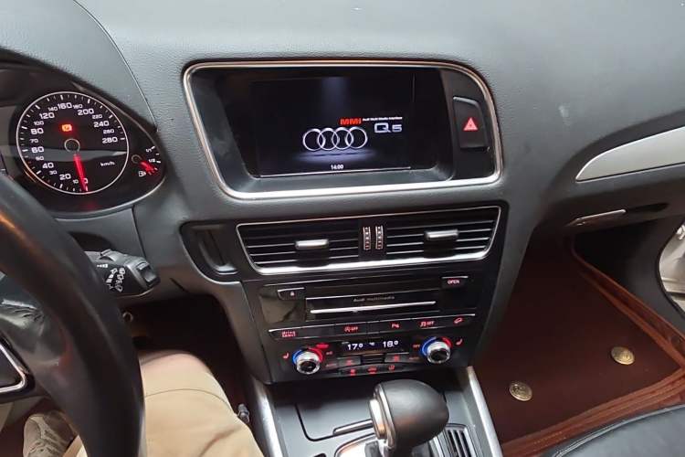Used Audi Q5 2013 45 TFSI quattro Sport Edition Audio And AC Panel
