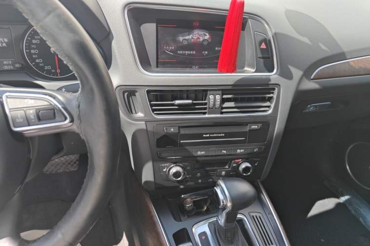 Used Audi Q5 2013 40 TFSI Comfort Edition Audio And AC Panel