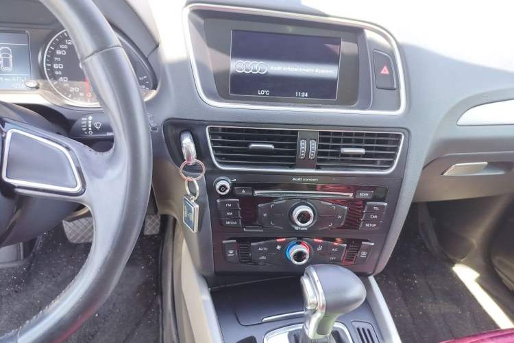 Used Audi Q5 2013 40 TFSI Ambition Audio And AC Panel