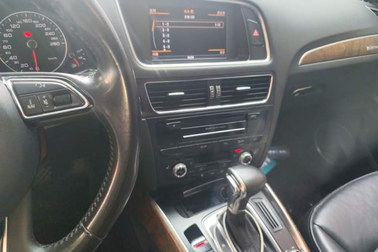 Used Audi Q5 2013 40 TFSI Comfort Edition Audio And AC Panel