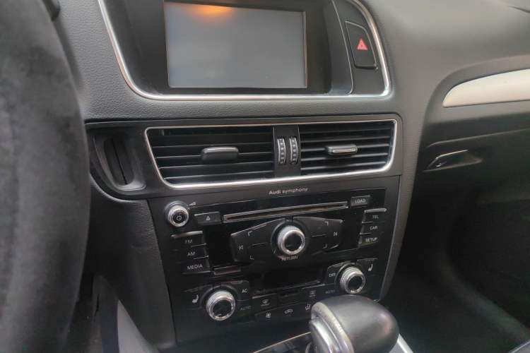 Used Audi Q5 2013 40 TFSI Technology Edition Audio And AC Panel
