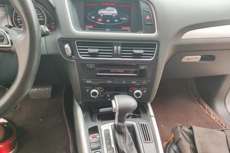 Used Audi Q5 2013 45 TFSI quattro Sport Edition Audio And AC Panel