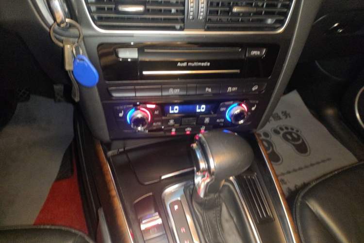 Used Audi Q5 2013 40 TFSI Technology Edition Audio And AC Panel