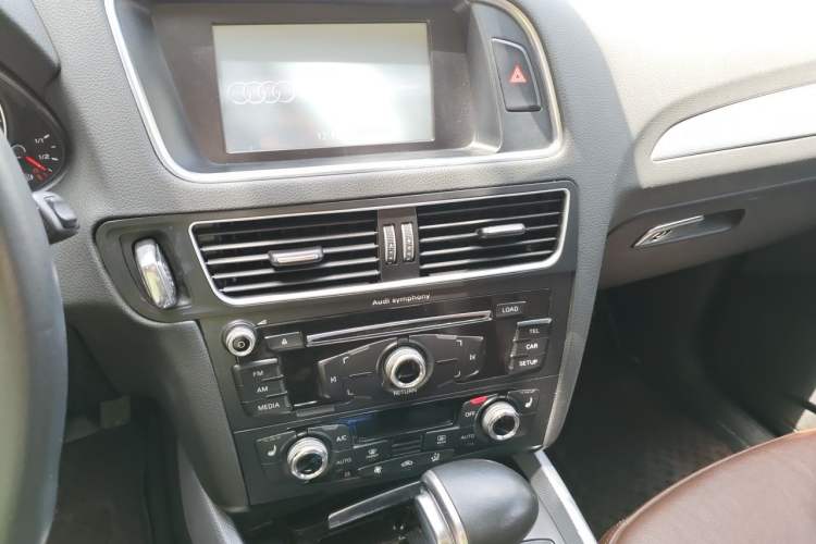Used Audi Q5 2013 40 TFSI Technology Edition Audio And AC Panel
