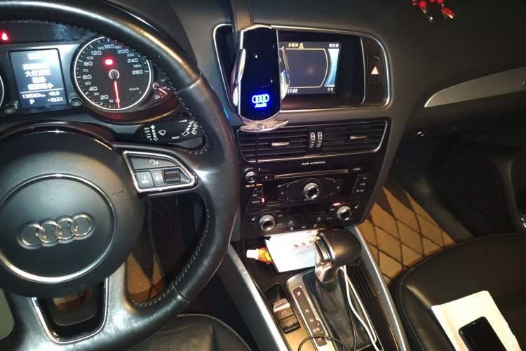 Used Audi Q5 2013 40 TFSI Technology Edition Audio And AC Panel