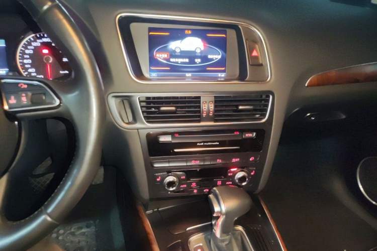 Used Audi Q5 2013 40 TFSI Comfort Edition Audio And AC Panel