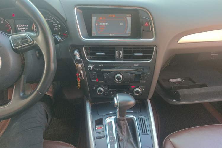 Used Audi Q5 2013 40 TFSI Technology Edition Audio And AC Panel