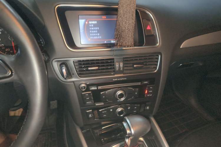 Used Audi Q5 2013 40 TFSI Comfort Edition Audio And AC Panel