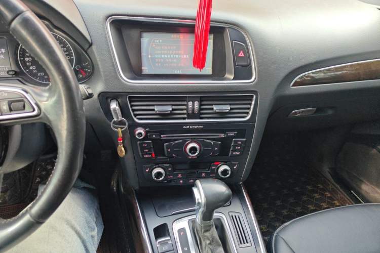 Used Audi Q5 2013 40 TFSI Technology Edition Audio And AC Panel