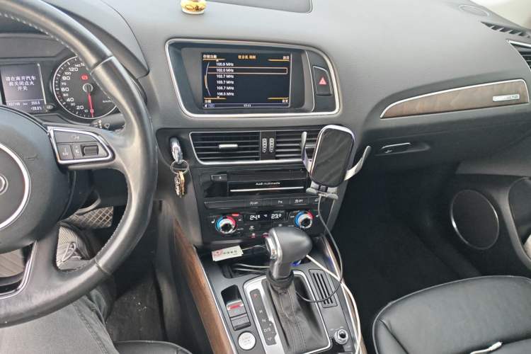Used Audi Q5 2013 40 TFSI Comfort Edition Audio And AC Panel