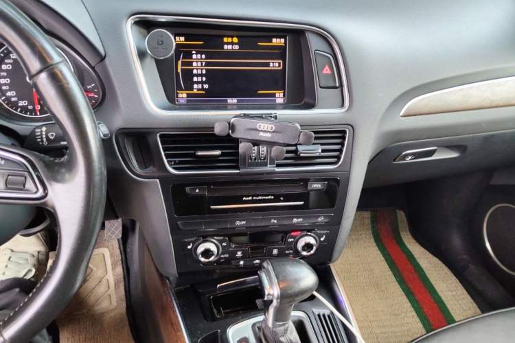 Used Audi Q5 2013 40 TFSI Comfort Edition Audio And AC Panel