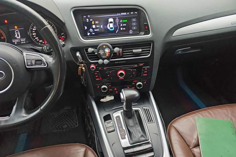 Used Audi Q5 2013 40 TFSI Technology Edition Audio And AC Panel