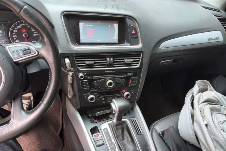 Used Audi Q5 2013 40 TFSI Technology Edition Audio And AC Panel
