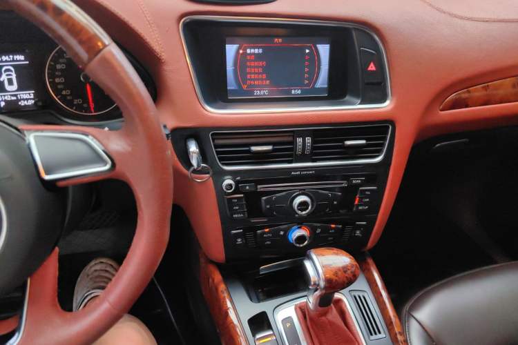 Used Audi Q5 2013 40 TFSI Ambition Audio And AC Panel