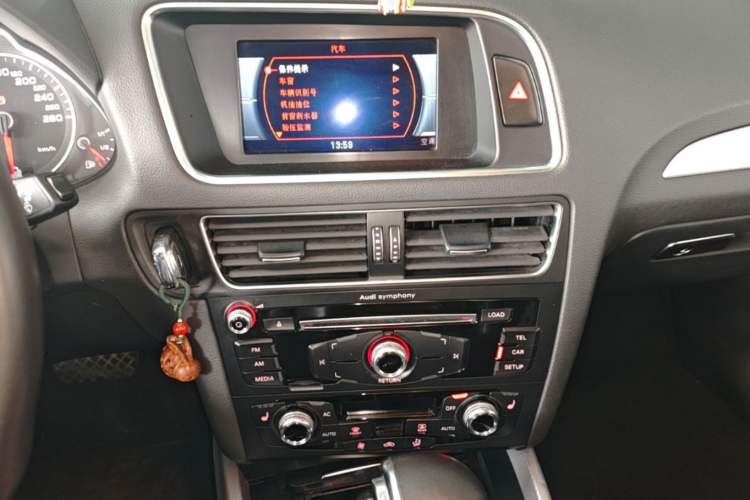 Used Audi Q5 2013 40 TFSI Technology Edition Audio And AC Panel
