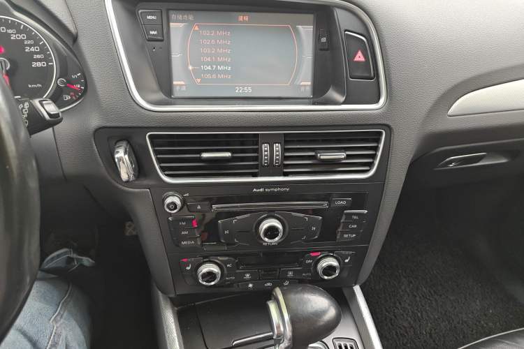 Used Audi Q5 2013 40 TFSI Technology Edition Audio And AC Panel