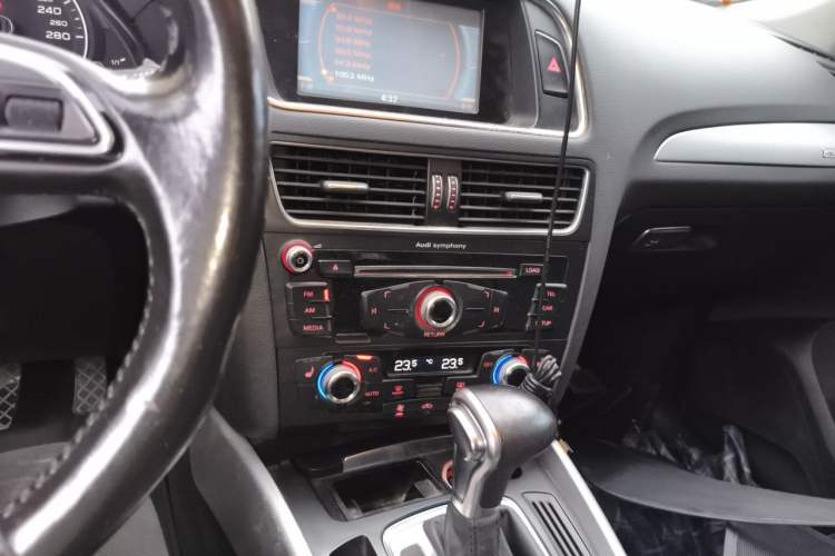 Used Audi Q5 2013 40 TFSI Technology Edition Audio And AC Panel