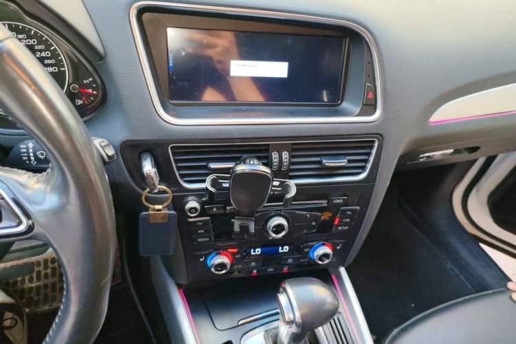 Used Audi Q5 2013 40 TFSI Technology Edition Audio And AC Panel