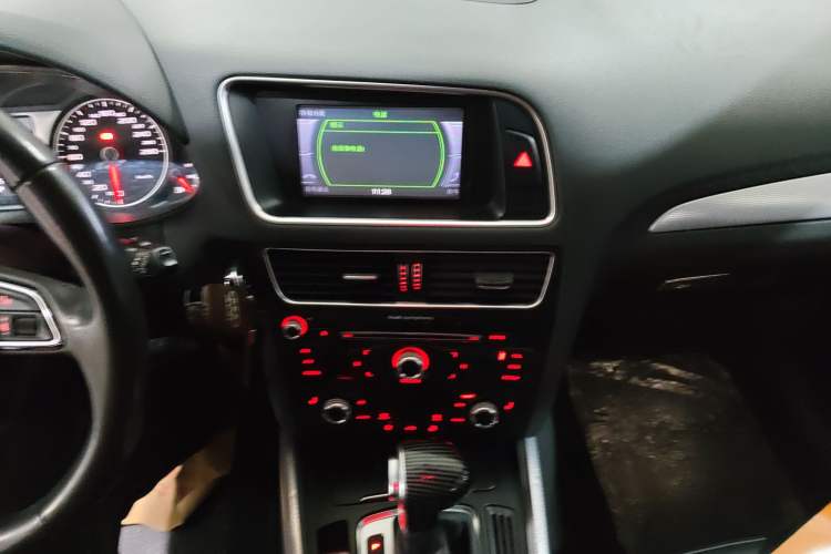 Used Audi Q5 2013 40 TFSI Technology Edition Audio And AC Panel