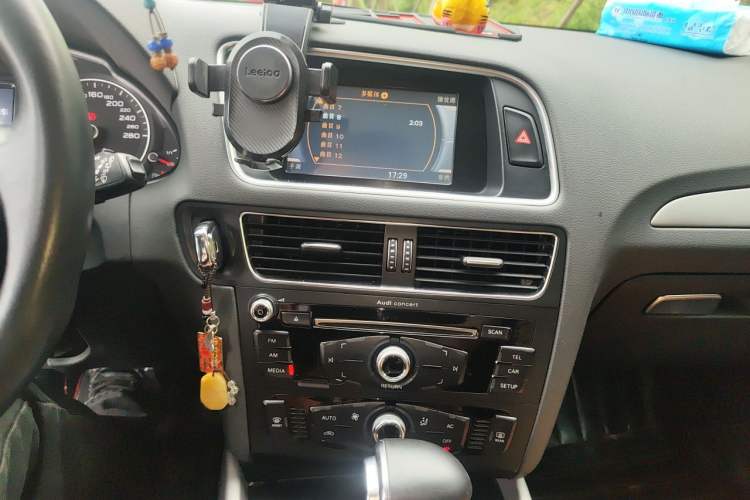 Used Audi Q5 2013 40 TFSI Ambition Audio And AC Panel