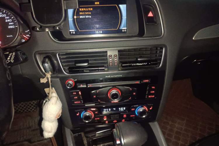 Used Audi Q5 2013 40 TFSI Technology Edition Audio And AC Panel