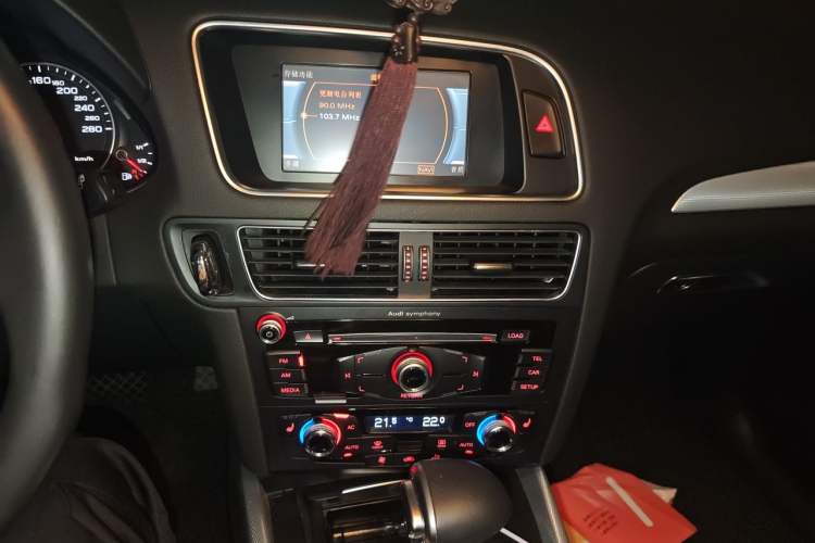 Used Audi Q5 2013 40 TFSI Technology Edition Audio And AC Panel