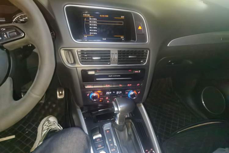 Used Audi Q5 2013 45 TFSI quattro Sport Edition Audio And AC Panel