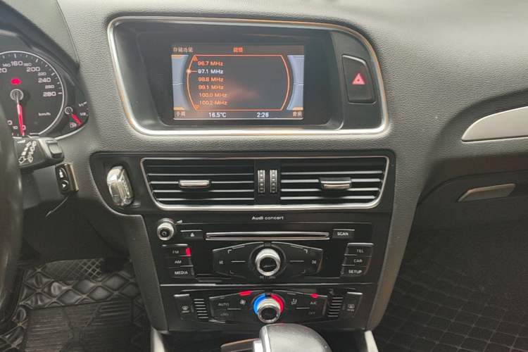 Used Audi Q5 2013 40 TFSI Ambition Audio And AC Panel