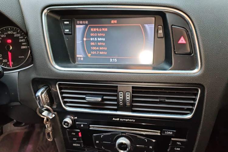 Used Audi Q5 2013 40 TFSI Technology Edition Audio And AC Panel