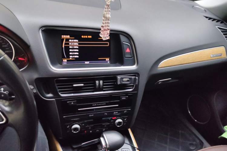 Used Audi Q5 2013 40 TFSI Luxury Model Audio And AC Panel