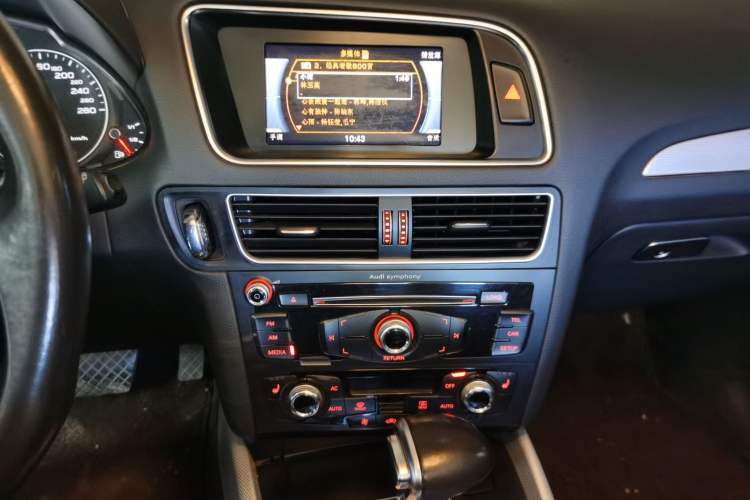 Used Audi Q5 2013 40 TFSI Technology Edition Audio And AC Panel