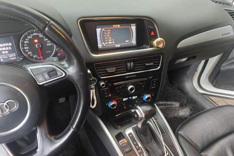 Used Audi Q5 2013 40 TFSI Technology Edition Audio And AC Panel