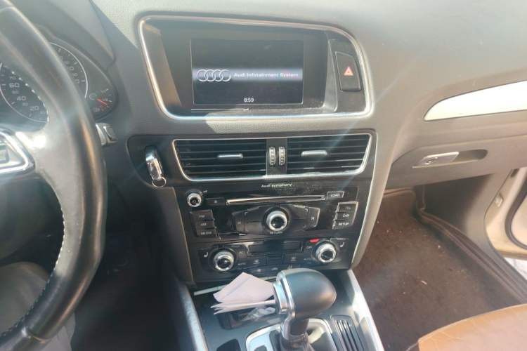 Used Audi Q5 2013 40 TFSI Technology Edition Audio And AC Panel