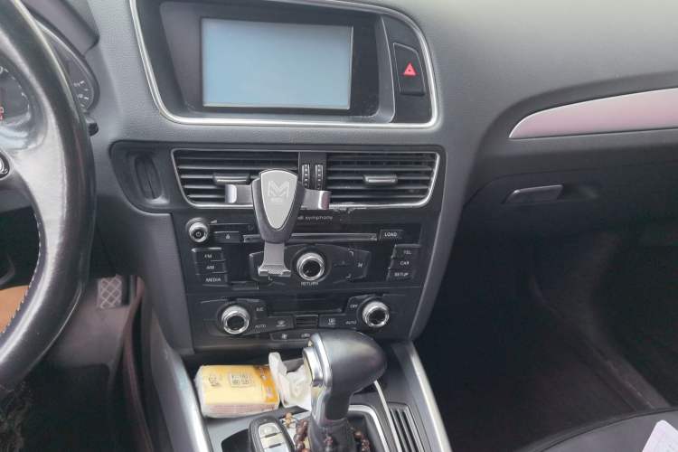 Used Audi Q5 2013 40 TFSI Technology Edition Audio And AC Panel